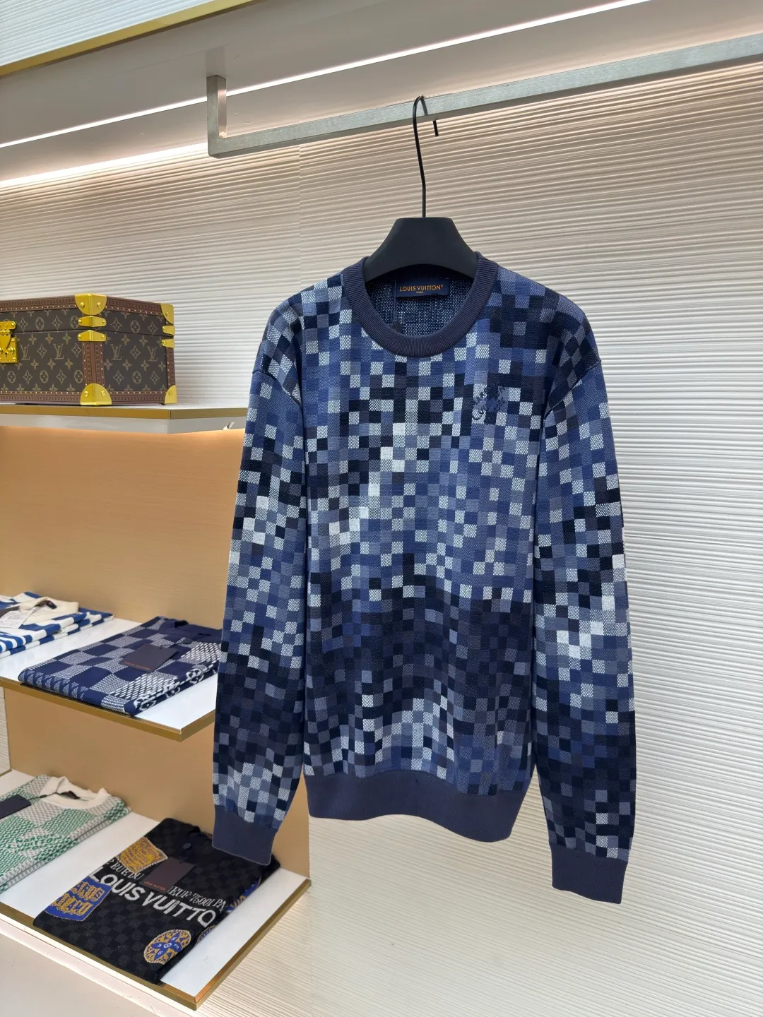 LOUIS VUITTON mosaic jacquard pullover ●Authentic product: 15600 purchased and developed ●Item number: 1680304-C55 ●Fabric: cotton fabric ●Technology: jacquard production ●Version: fitted version ●Weight: about 610 grams ●Size: elements, showing a delicate texture like snake leather. The intricate jacquard texture reflects Micro Der details, and the embroidered logo embellishes the chest, making it easy to integrate into everyday looks. Standard fit with all-over Snakoflage jacquard logo embroidered on the chest, Marque at center back, 1.VuittonDeposee embroidered patches at ribbed collar, cuffs and hem. The overall wiring is straight and delicate, the fabric is comfortable and soft, and the color is consistent without color difference. It can be matched with the same style to create a fashionable look and control various occasions. Customized accessories, complete with three standards, same style for men and women!